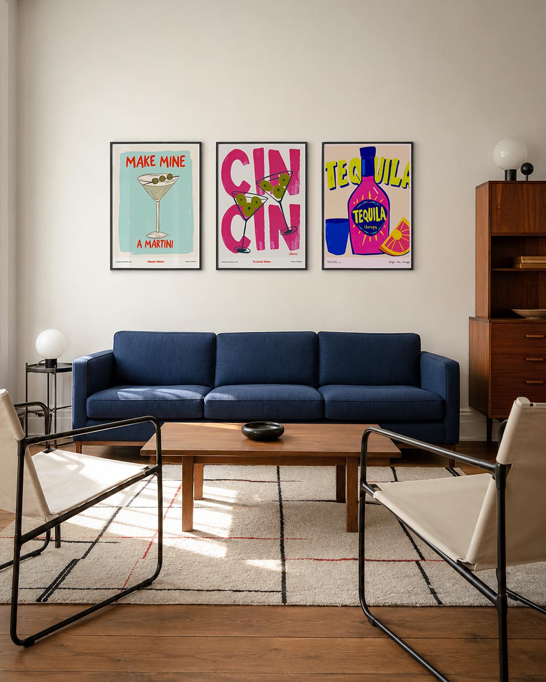 Cocktail illustratie posterset – derde productweergave – een compositie met een martiniglas en olijven op een