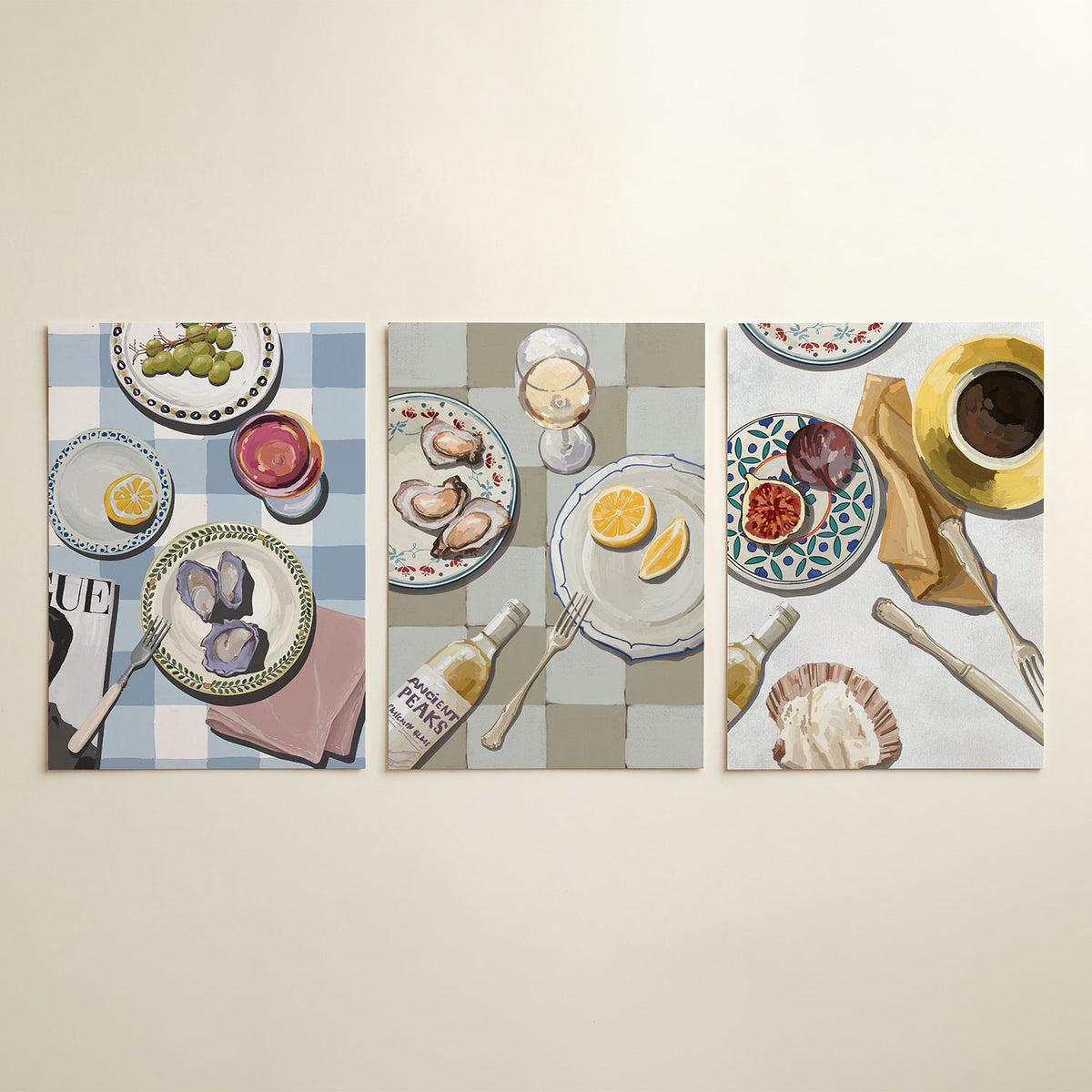 Tafelkleed en gerechten driedelige posterset in interieur