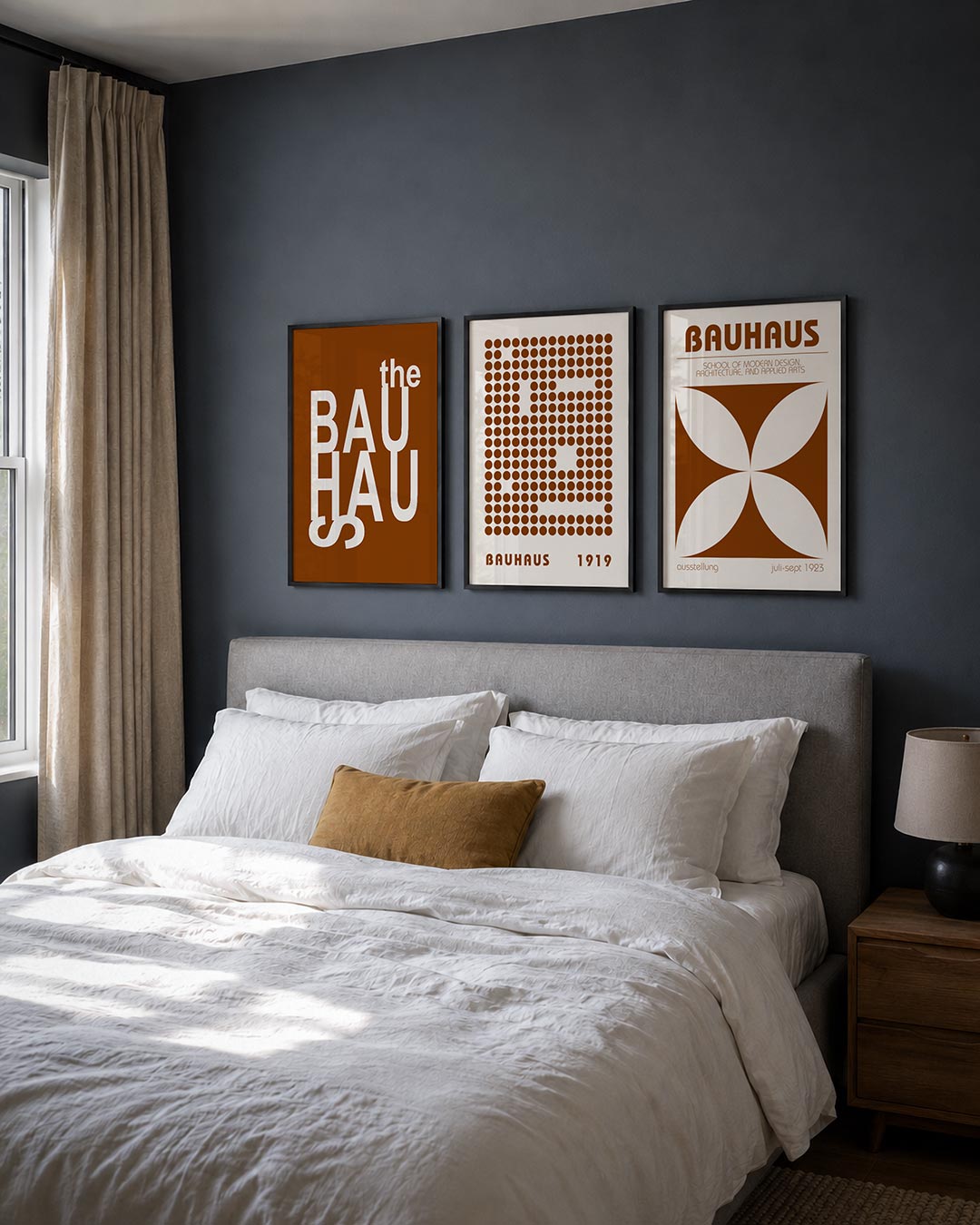 Typografisch spel posterset – derde productweergave – witgekleurde letters dansen speels over een warme bruine achtergrond.