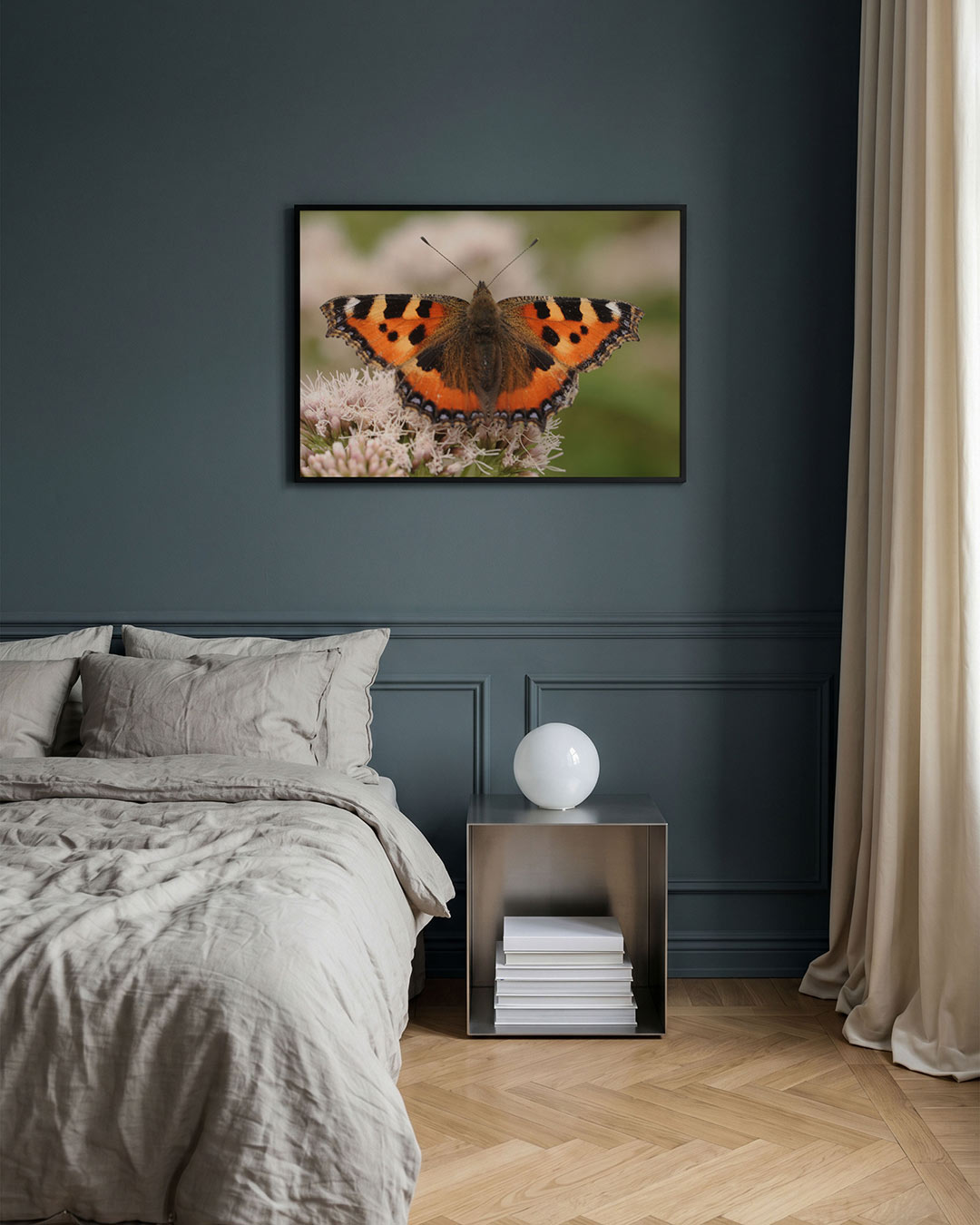 Vlinder op bloem poster – detailweergave – deze poster toont een vlinder met levendige oranje en zwarte vleugels, rustend op