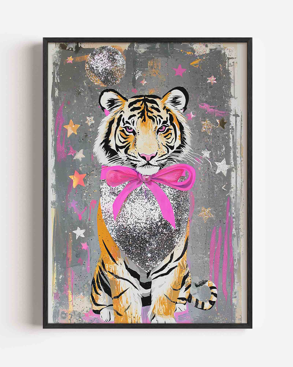 Tijger met roze strik – dieren portret poster als wanddecoratie