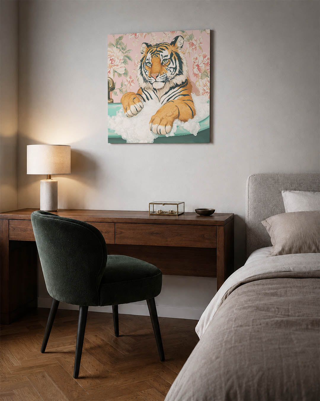 Tijger in bad kunstwerk – materiaalweergave – dit kunstwerk toont een tijger ontspannen in een badkuip, omringd door bloemen