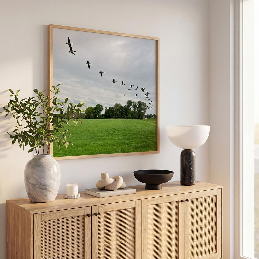 Vliegende vogels poster – tweede productweergave – een groep vogels vliegt in formatie over een uitgestrekt groen veld met