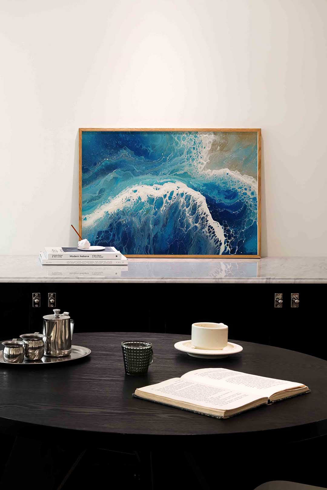Golvende blauwe zee – abstracte poster in liggend formaat