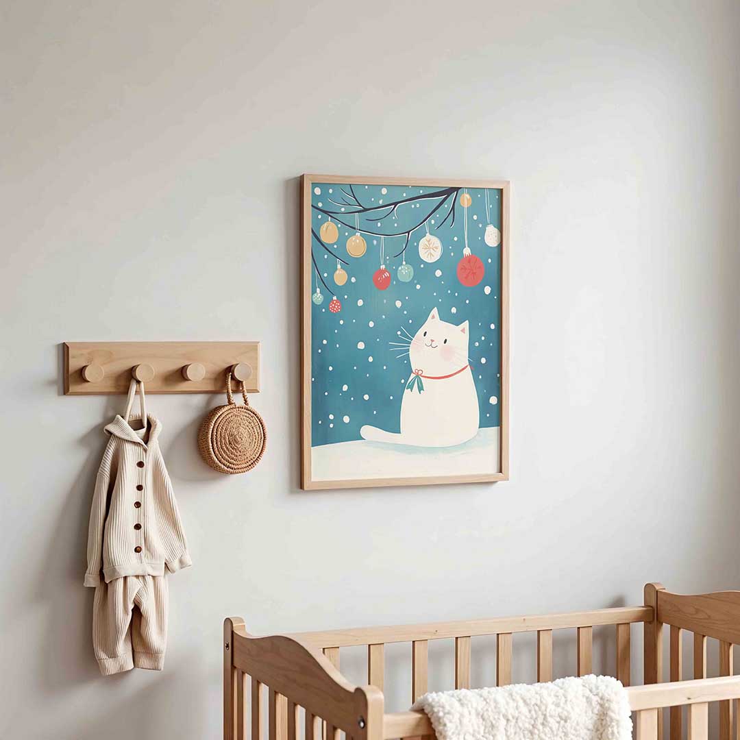 Witte kat met kerstballen – kinderposter in staand formaat