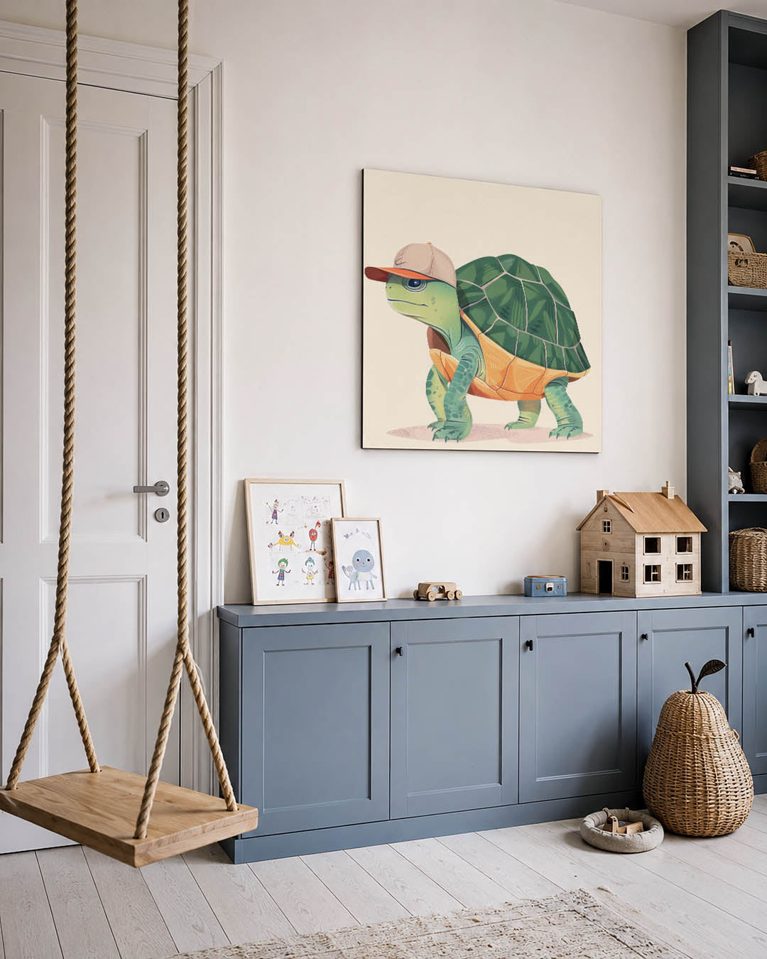 Speelse schildpad illustratie kunstwerk – vierkante wanddecoratie – dit werk toont een speelse schildpad met een pet, omlijst