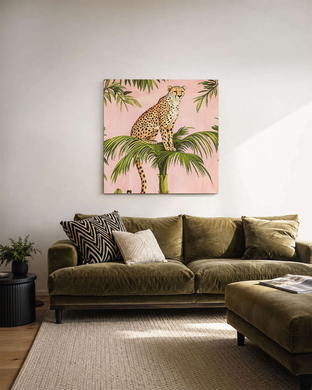 Luipaard op palm kunstwerk – sfeerbeeld – dit werk toont een luipaard zittend op een palmblad tegen een roze achtergrond. De