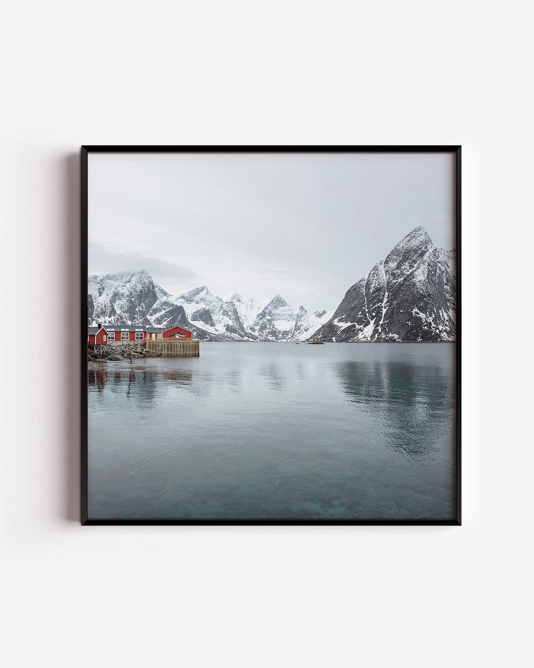 Bergen en meer poster – vierkante wanddecoratie – deze poster toont een serene waterpartij met besneeuwde bergen op de