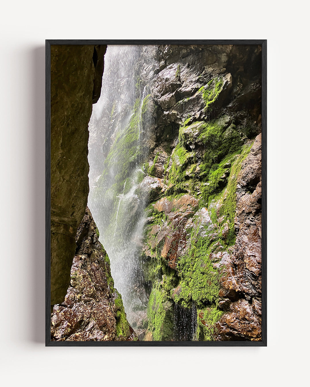 Rotsachtige waterval poster – portret wanddecoratie – deze poster toont een waterval die langs groene, met mos bedekte rotsen