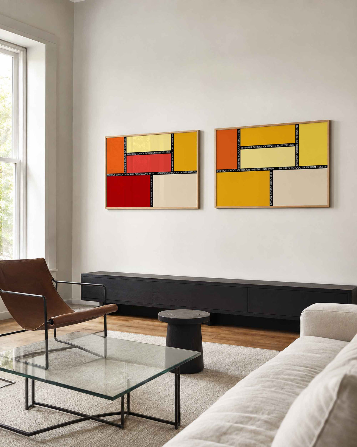 Interieurmockup van tweedelige landscape-posterset met kleurvlakken met zwarte tekstbanen