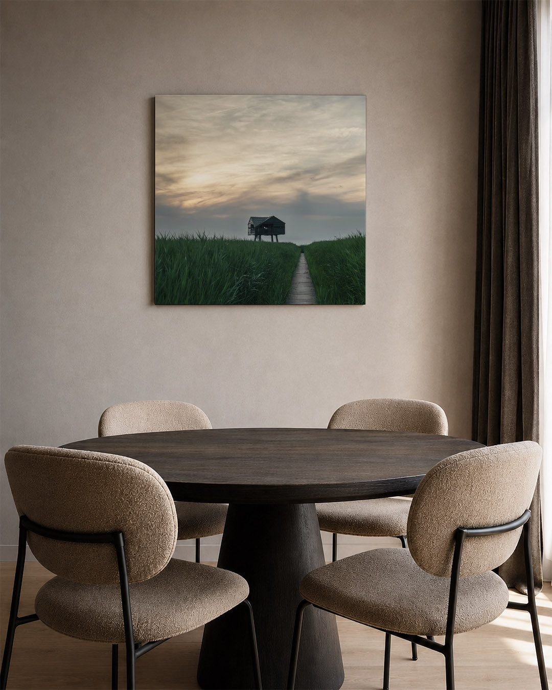 Houten hut kunstwerk – tweede productweergave – een houten hut staat op palen te midden van hoge groene grassen onder een