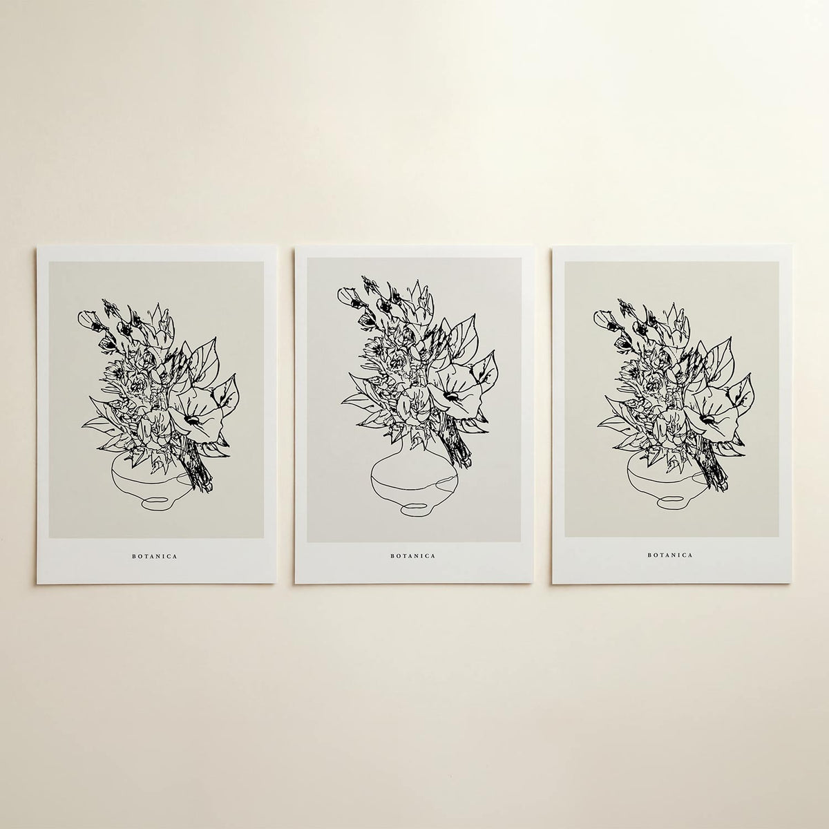 Lijnenspel bloem – driedelige posterset in interieur