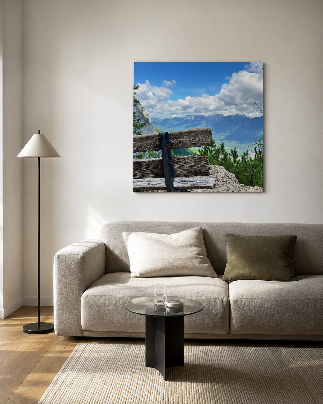 Berglandschap met bank kunstwerk – vierkante wanddecoratie – een verweerde houten bank staat op de voorgrond met een