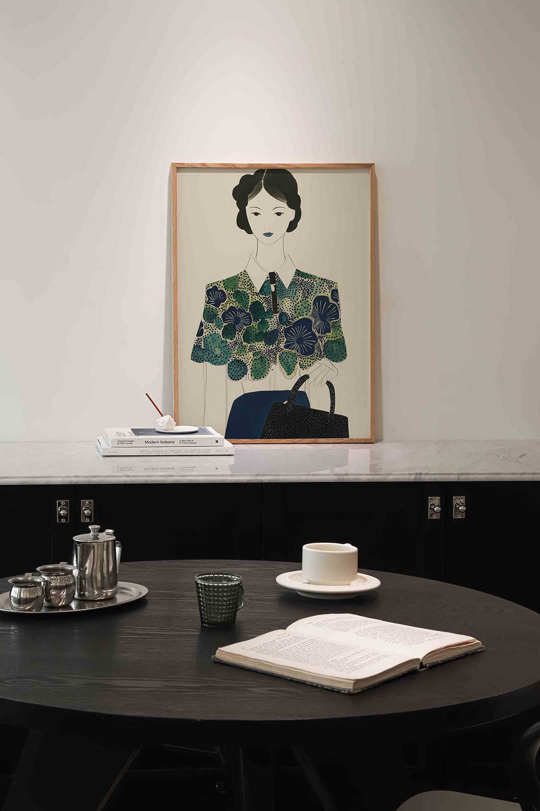 Vrouw met bloemenblouse – moderne poster in staand formaat