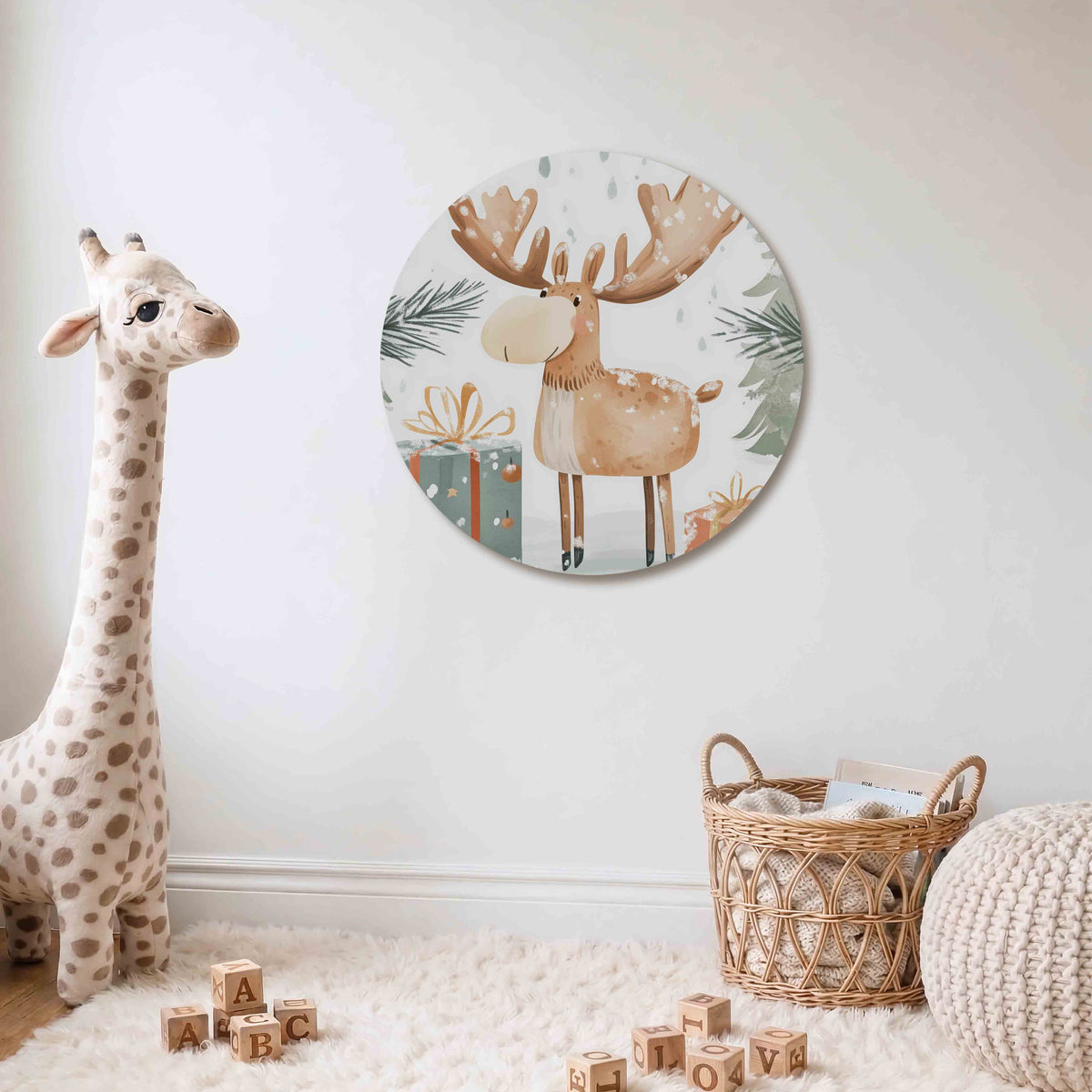 Eland met cadeaus Muurcirkel – Een eland met grote geweien staat tussen twee cadeaus in een sneeuwachtige omgeving met groene
