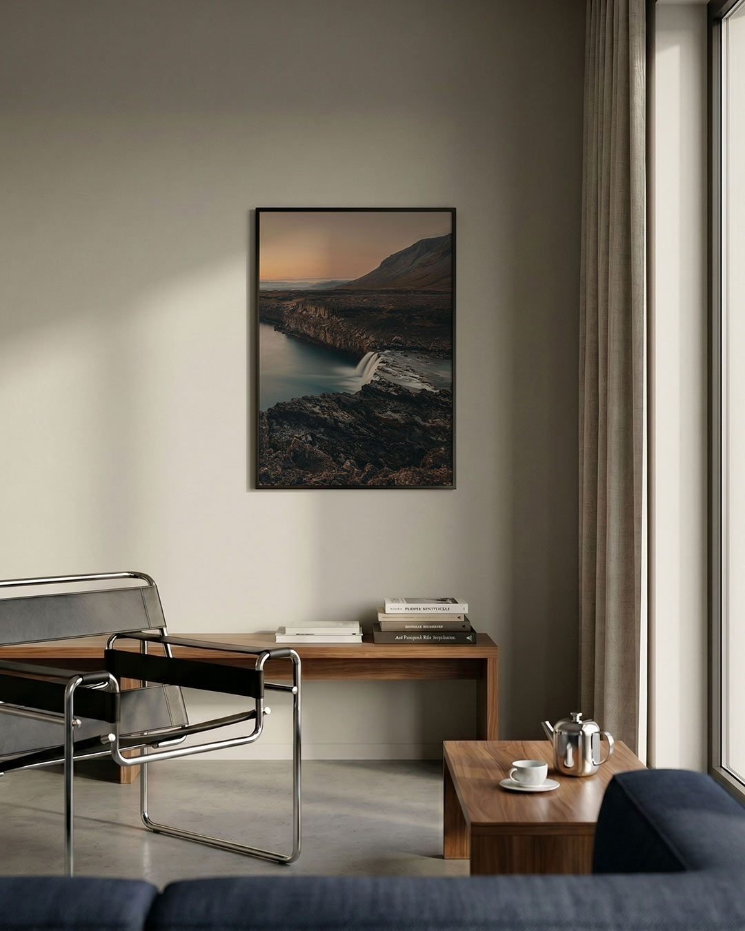 Rustige waterval poster – detailweergave – deze poster toont een serene waterval in een ruig landschap bij zonsondergang. De