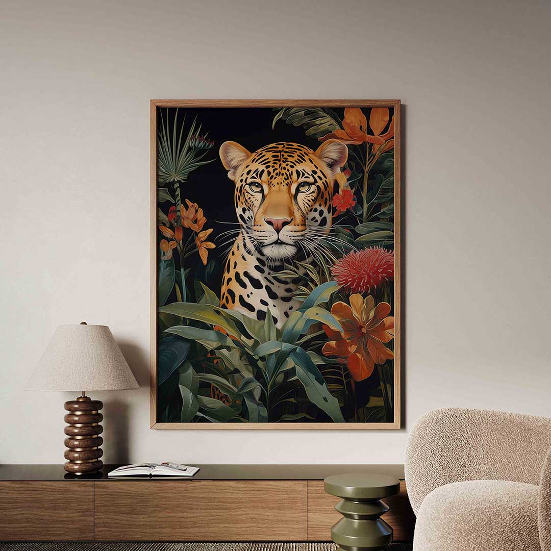 Luipaard tussen tropische bloemen – tropische jungle poster in staand formaat