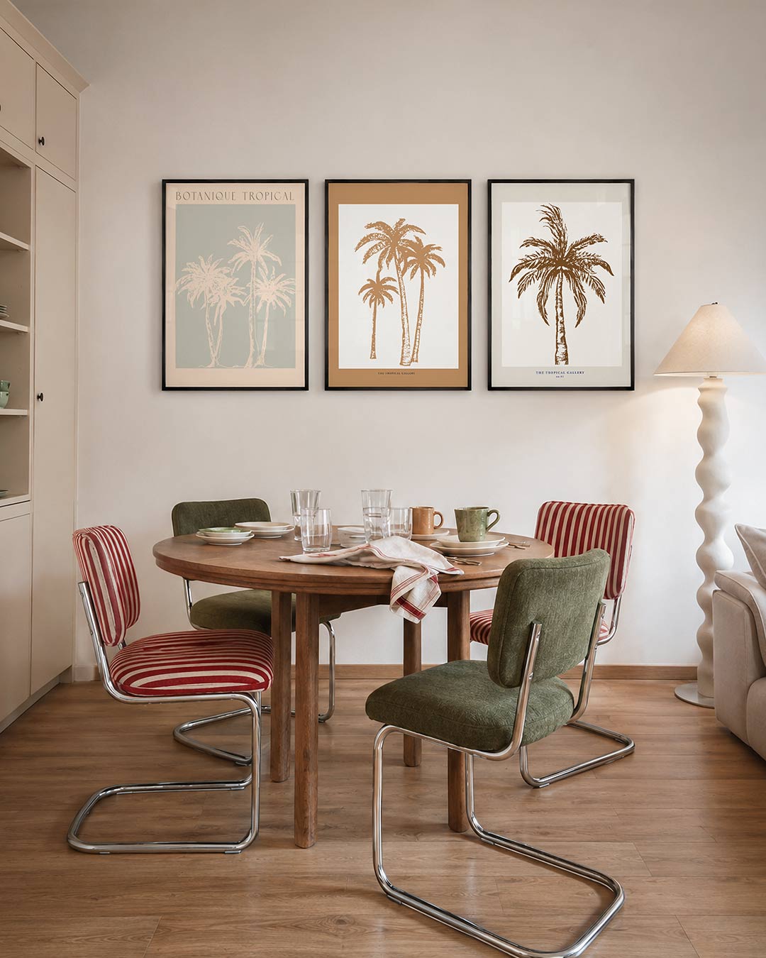 Tropische palmen driedelige posterset – zachte kleuren met sierlijke palmvormen