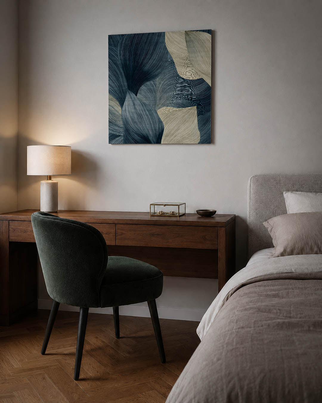 Organische lijnen kunstwerk – sfeerbeeld – dit kunstwerk toont vloeiende, organische vormen met een spel van lijnen in blauw