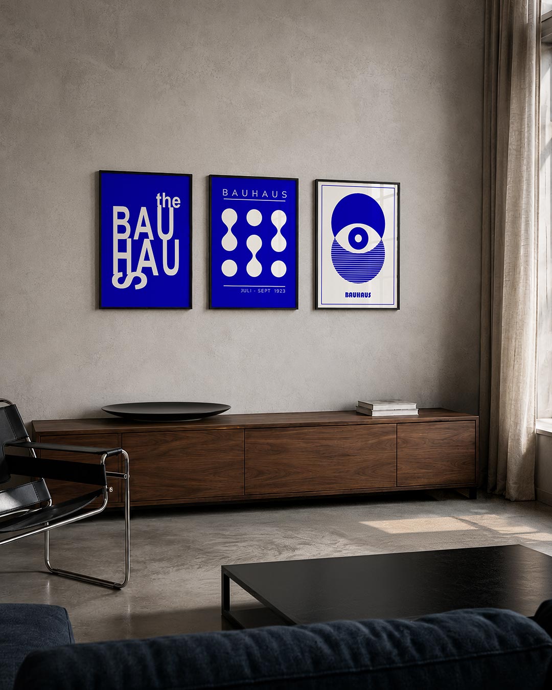 Typografisch blauw posterset – tweede productweergave – deze posterset in drie delen speelt met witte letters op een
