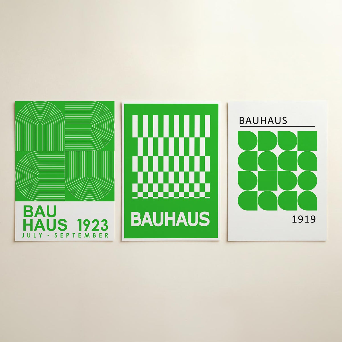 Lijnen en kleurvlakken driedelige posterset in interieur