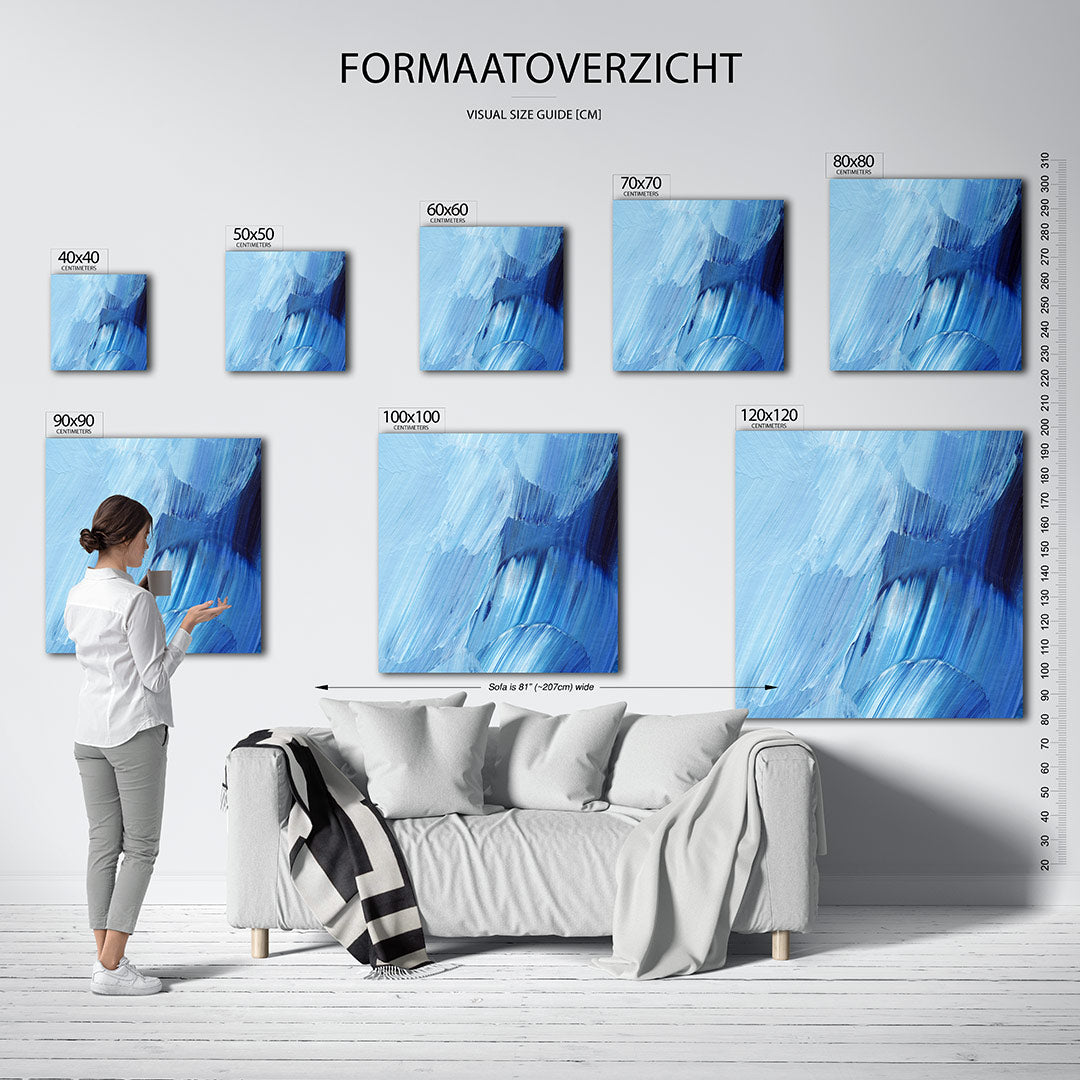 Dynamische blauwe beweging kunstwerk – dit werk toont vloeiende penseelstreken in verschillende tinten blauw, met subtiele