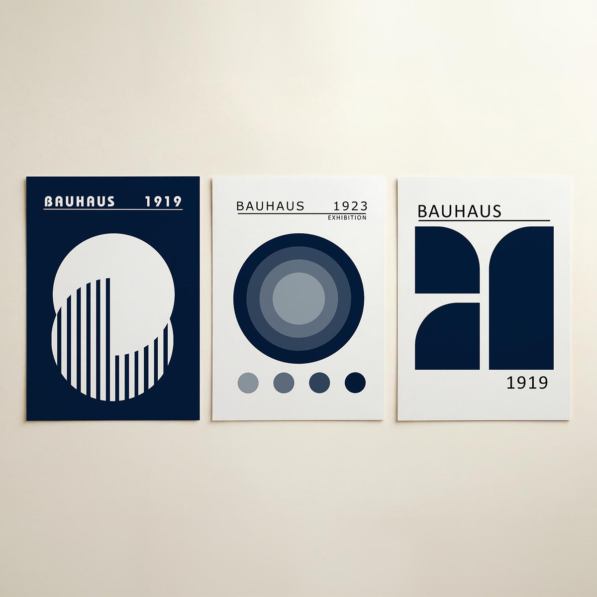 Cirkel en strepen posterset – detailweergave – een donkerblauwe achtergrond met een grote witte cirkel. Binnen de cirkel zijn
