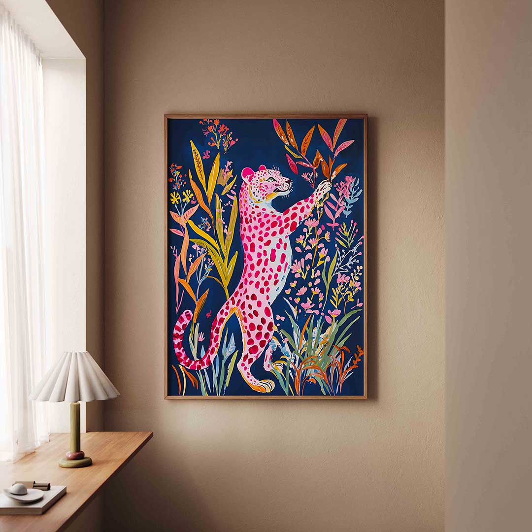 Roze luipaard met bloemen – staande dieren wanddecoratie van WallArtistic