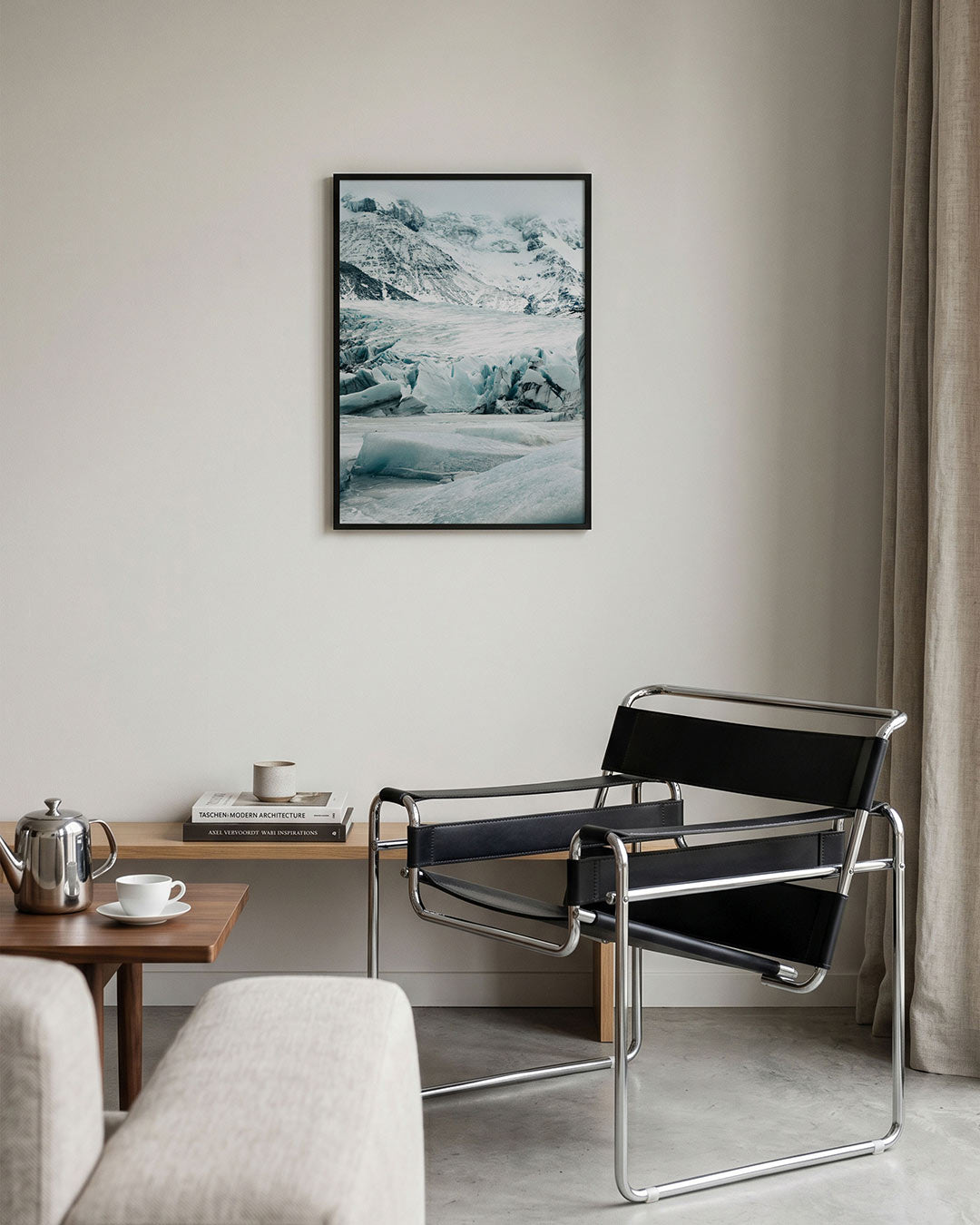 Ijslandschap bergen poster – tweede productweergave – deze poster toont een indrukwekkend ijslandschap met ruige bergen en