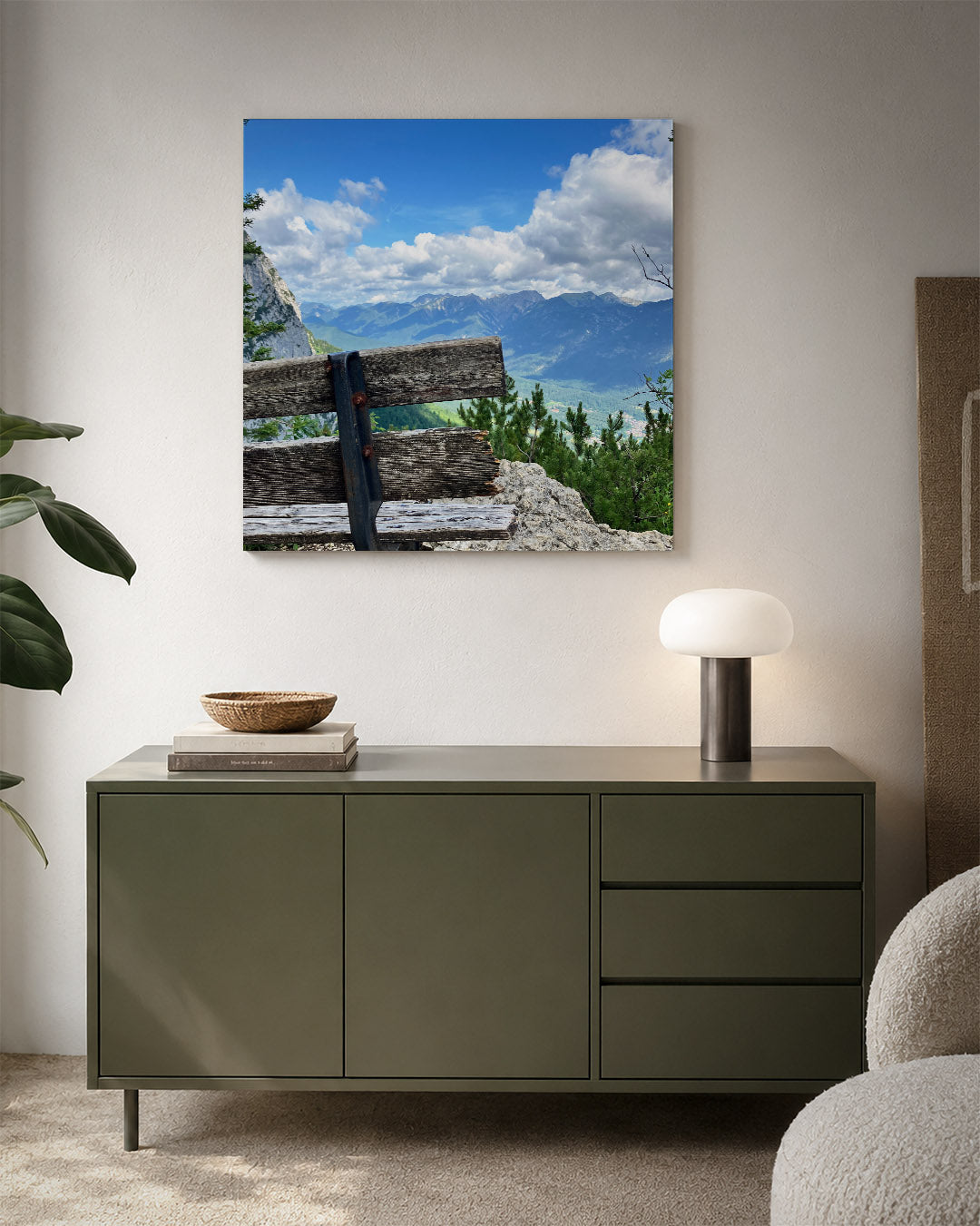 Berglandschap met bank kunstwerk – detailweergave – een verweerde houten bank staat op de voorgrond met een adembenemend