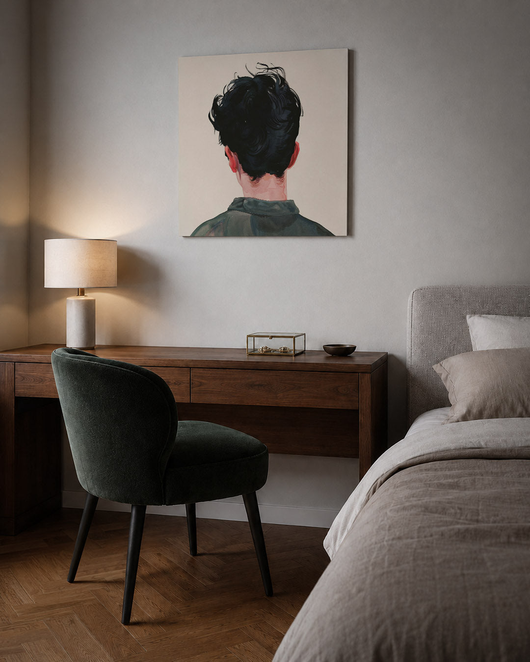 Achterkant portret kunstwerk – sfeerbeeld – dit werk toont de achterkant van een persoon met donker haar en een groene kraag.