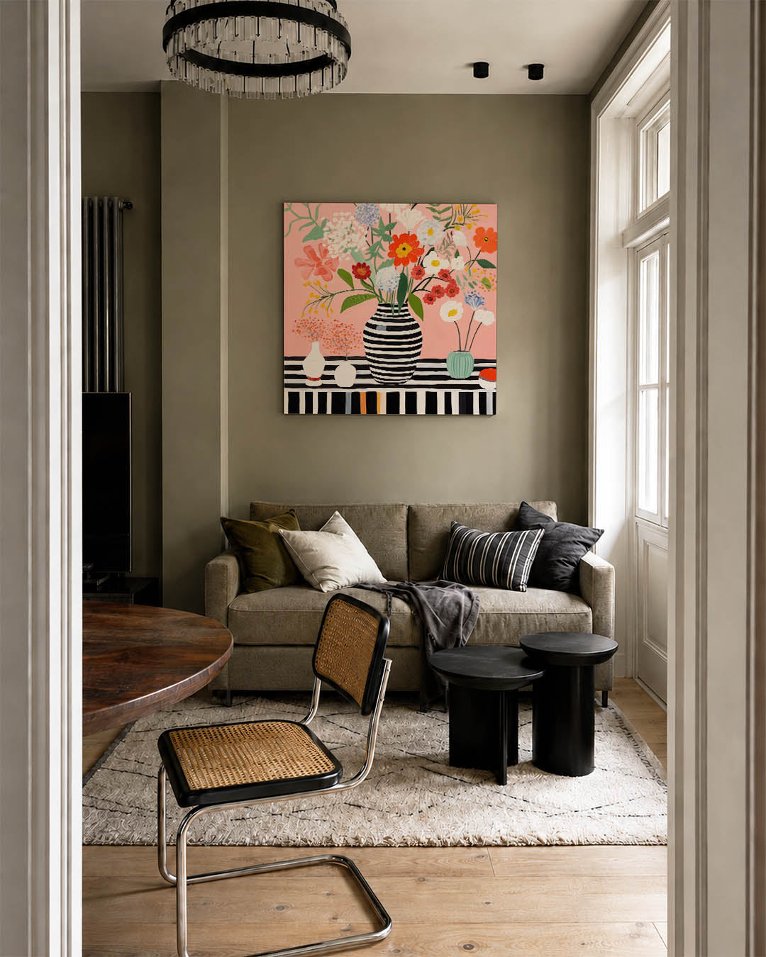 Bloemrijke compositie kunstwerk – tweede productweergave – dit kunstwerk toont een levendig boeket in een gestreepte vaas