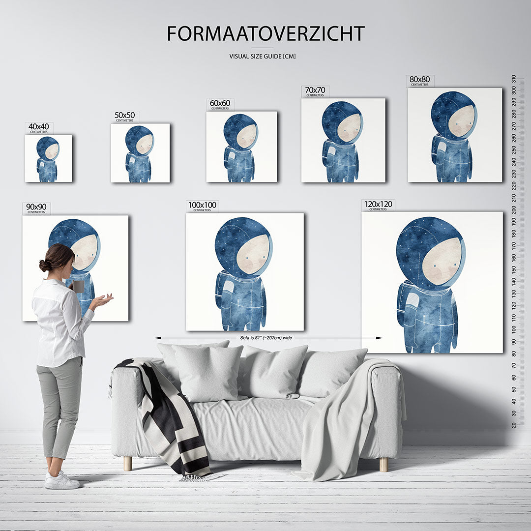 Dromerige ruimtefiguur kunstwerk – sfeerbeeld – een speelse figuur in een blauwe ruimtepak met zachte lijnen en subtiele