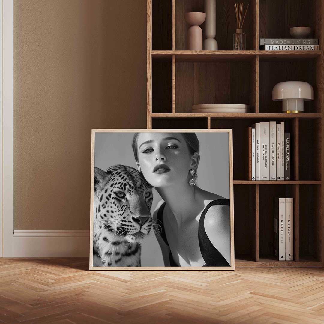 Vrouw en luipaard – kleurrijke Pop Art poster in vierkant formaat