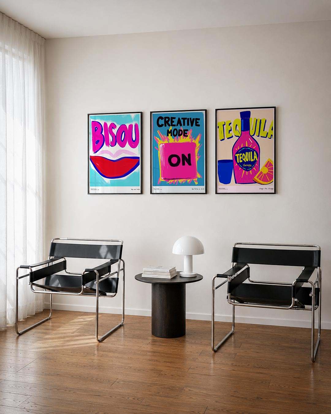 Kleurrijke kus driedelige posterset – felroze letters boven een rode lip, omlijst door blauwe en