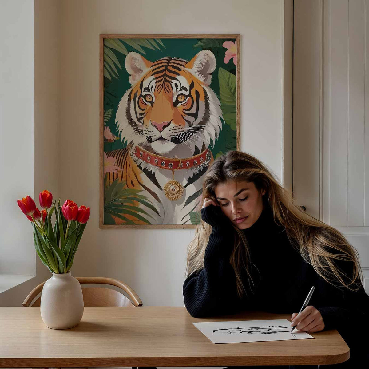 Elegante Tijger in Tropisch Paradijs – staande dieren wanddecoratie van WallArtistic
