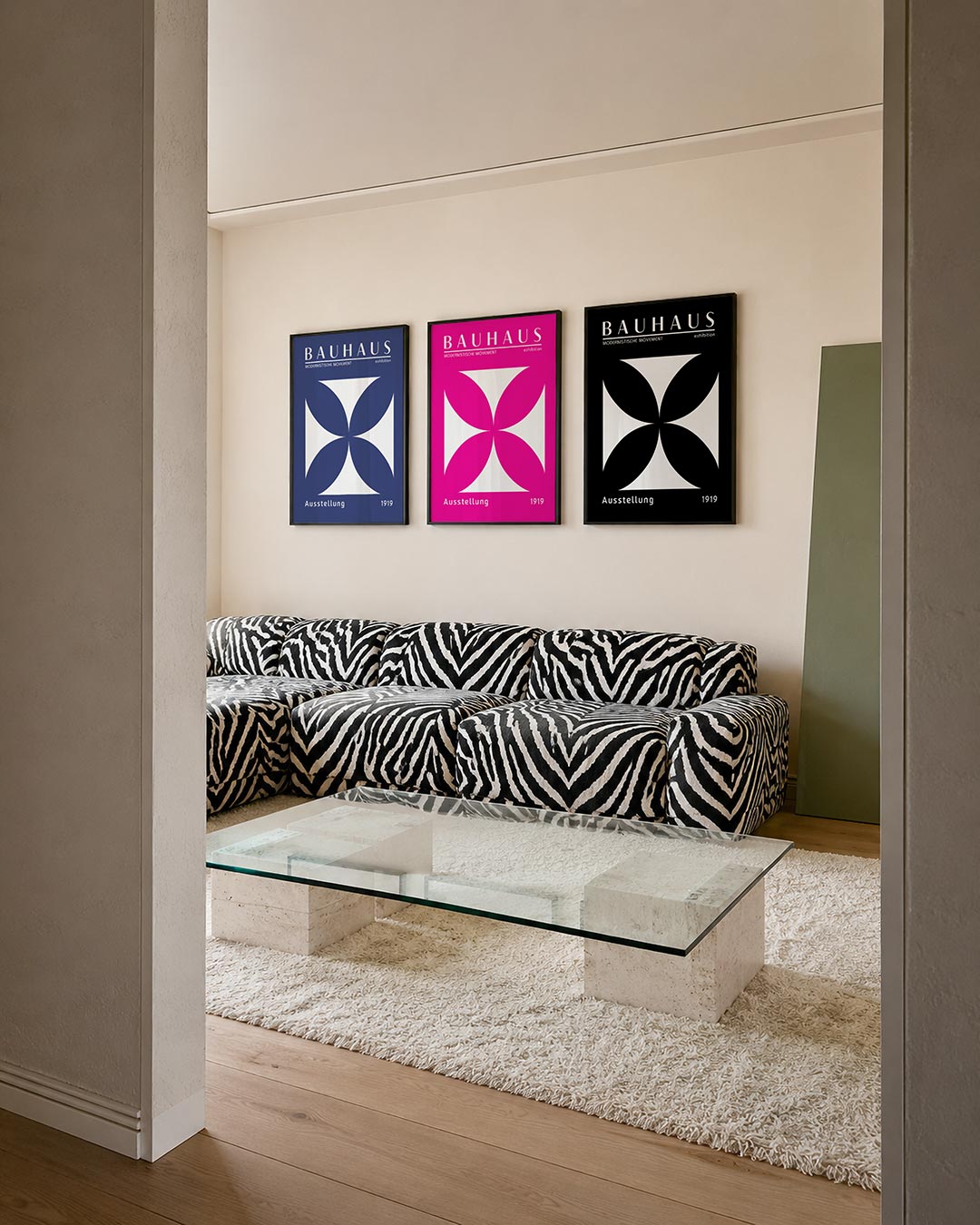 Vorm en balans posterset – tweede productweergave – deze posterset in drie delen toont een spel van witte en blauwe vlakken.