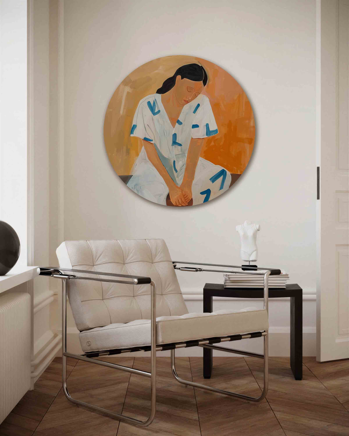 Vrouw in witte kleding – kleurrijke muurcirkel als ronde wanddecoratie