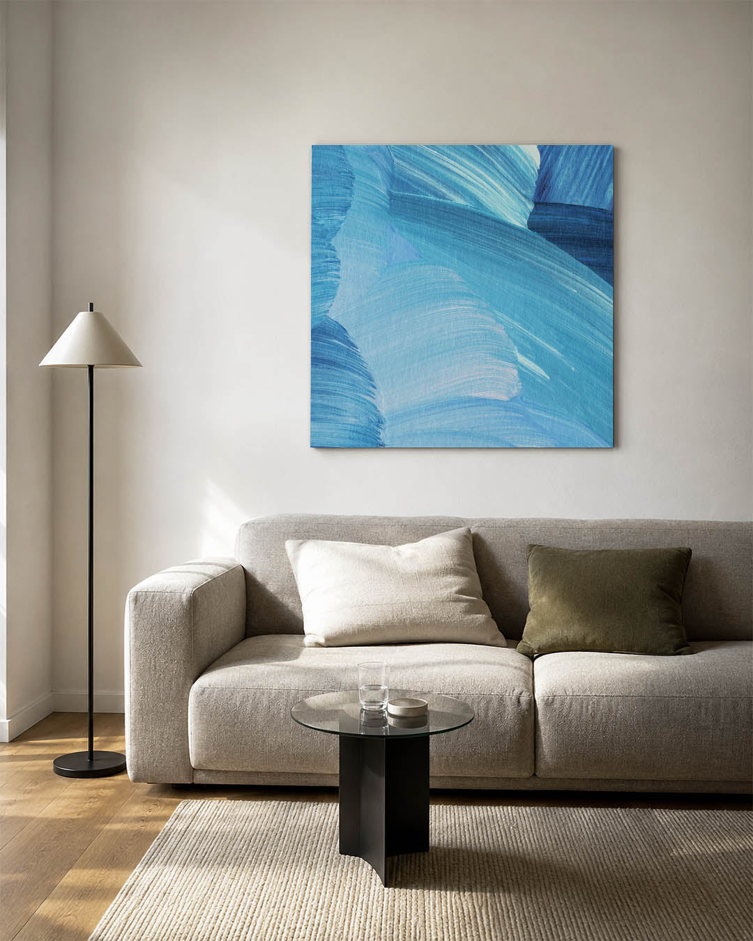 Dynamische blauwe strokes kunstwerk – detailweergave – dit kunstwerk toont vloeiende blauwe penseelstreken die elkaar