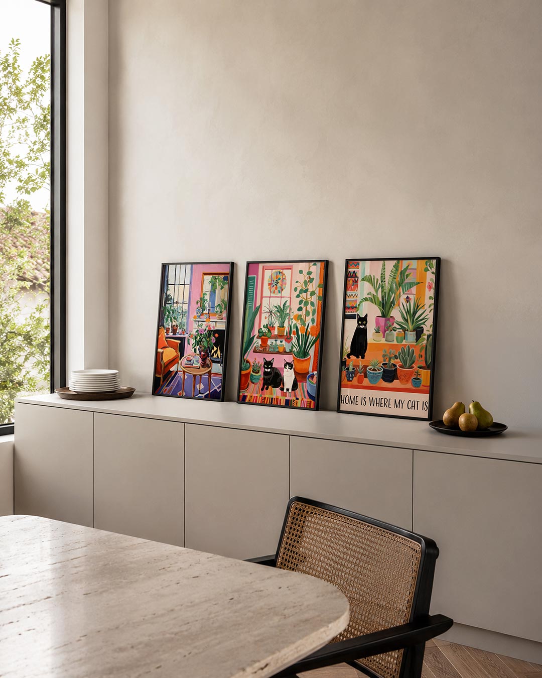 Kleurrijke interieurhoek posterset – detailweergave – een levendige kamer met een oranje stoel, roze muren en een