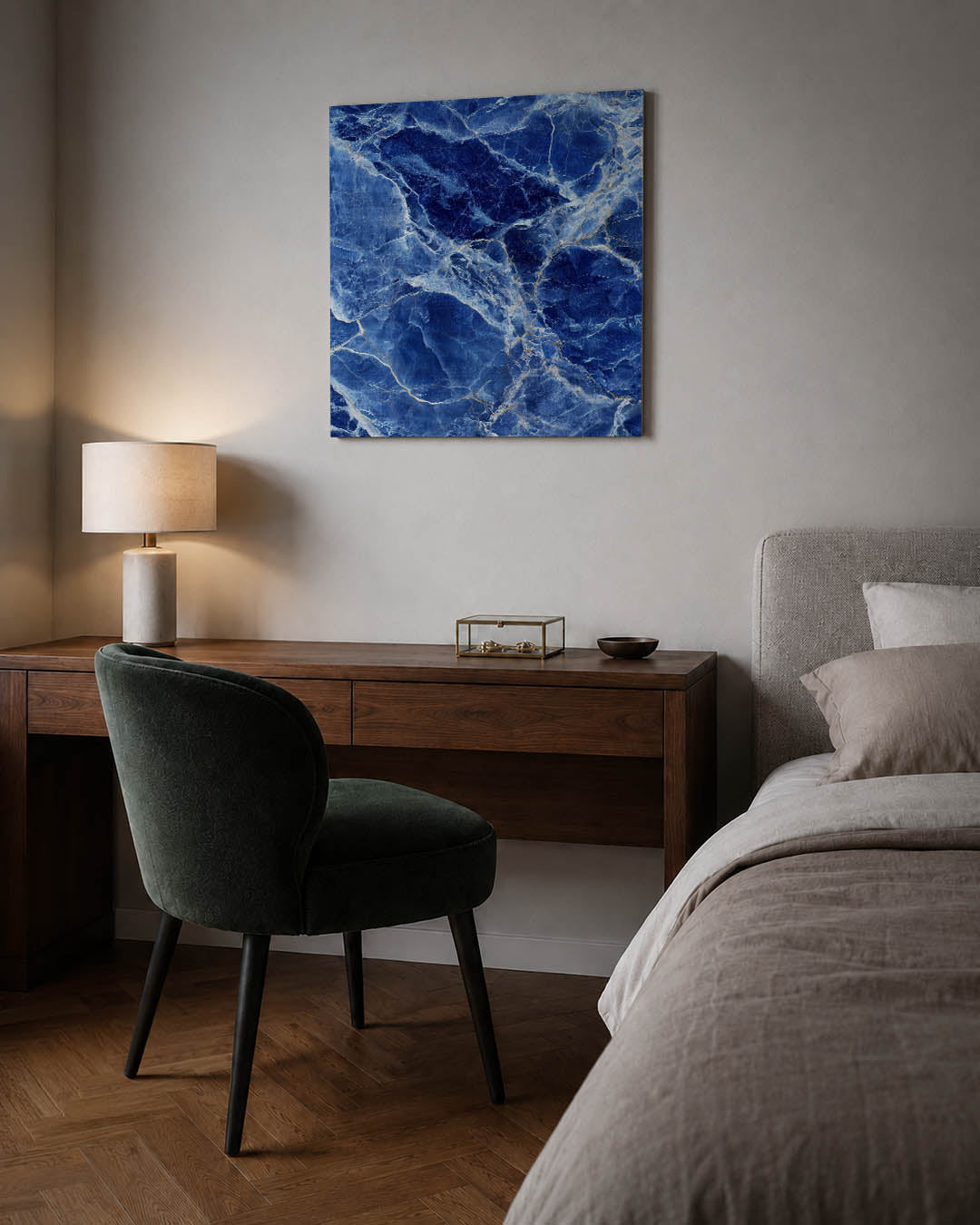 Blauwe marmerstructuur kunstwerk – sfeerbeeld – dit werk toont een intrigerend patroon van blauwe en witte marmerachtige