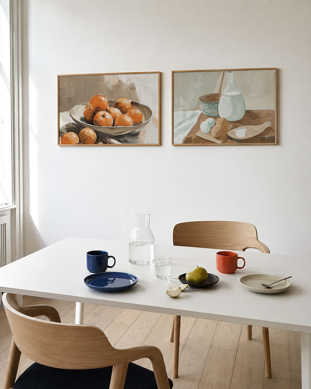 Twee liggende posters met een schaal vol oranje vruchten, omlijst door zachte, aardse tinten, aan de muur in een interieur