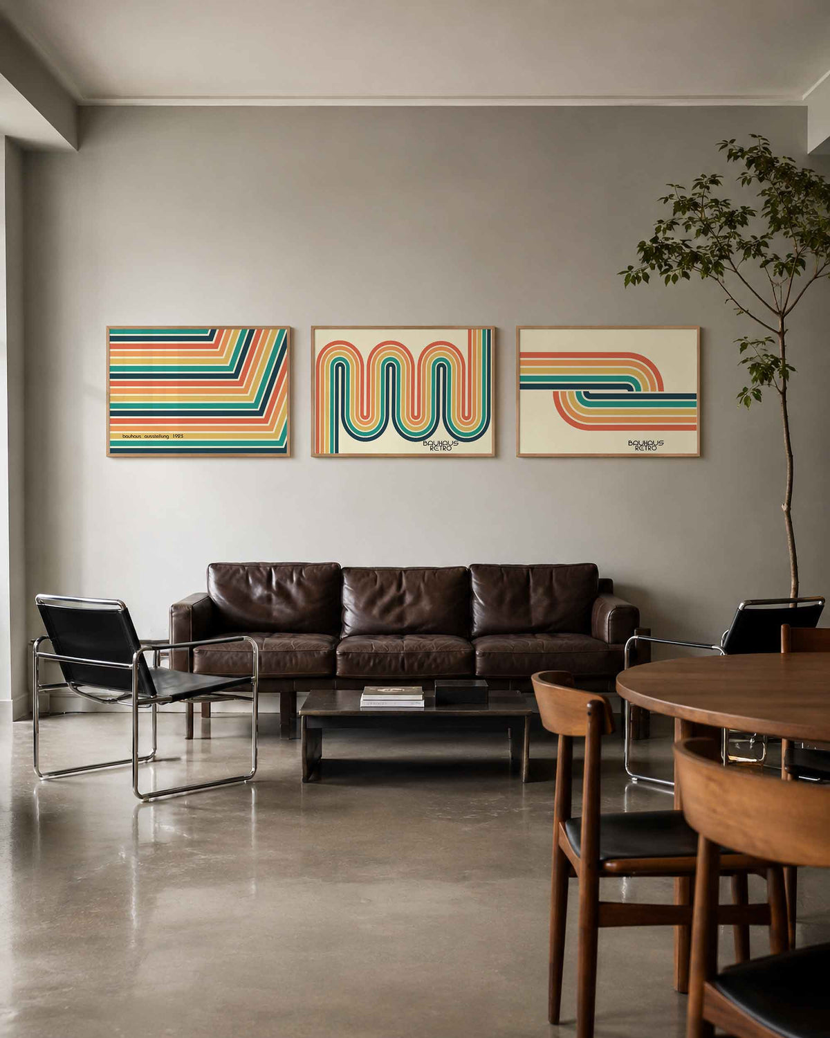 Interieurmockup van drieluik landscape-posterset met gestreepte bogen en banen