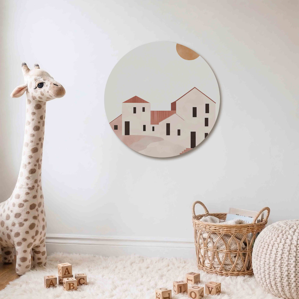 Minimalistische gebouwen Muurcirkel – De muurcirkel toont een reeks eenvoudige gebouwen in beige en bruin met een grote zon