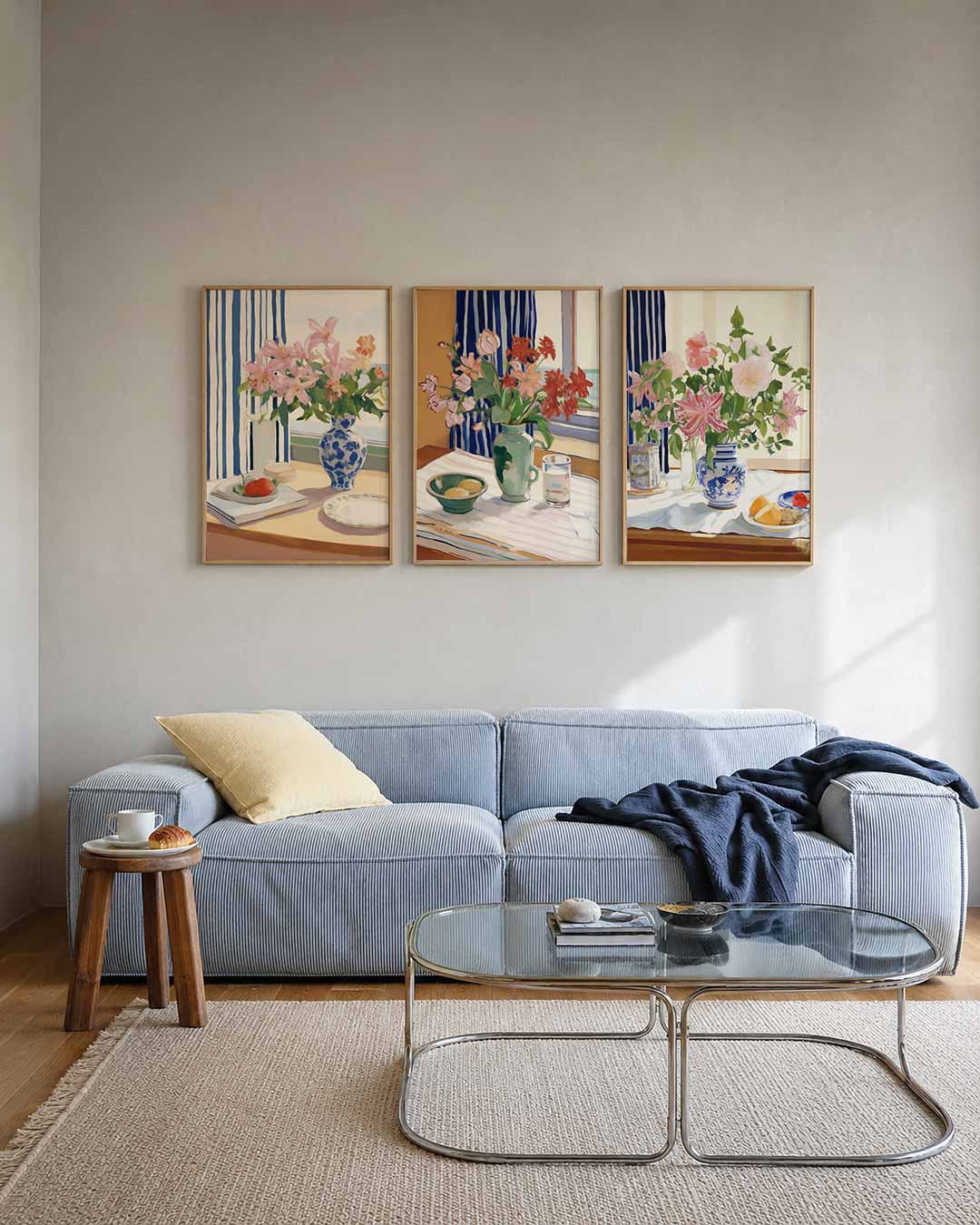 Bloemen en strepen posterset – tweede productweergave – een vaas met roze bloemen op een tafel, naast een bord met