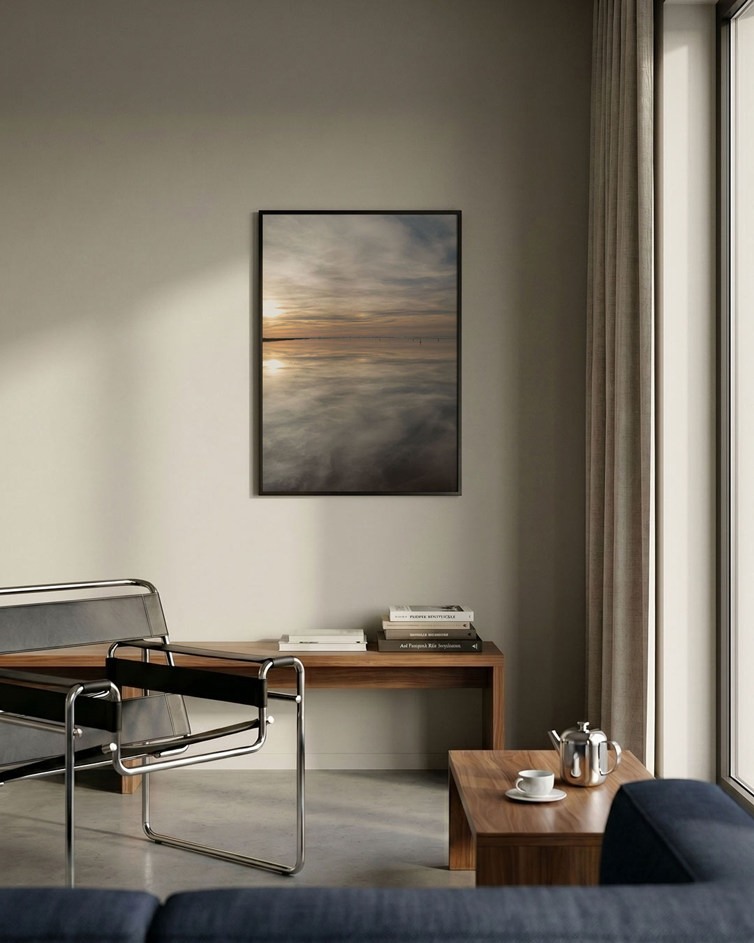 Rustige zonsondergang poster – detailweergave – een zonsondergang boven een kalm wateroppervlak met zachte wolken en
