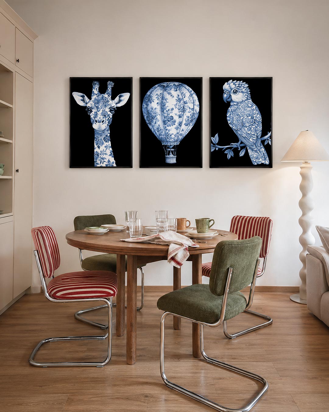 Floral giraffe driedelige posterset – een sierlijke giraffe met een patroon van blauwe bloemen op