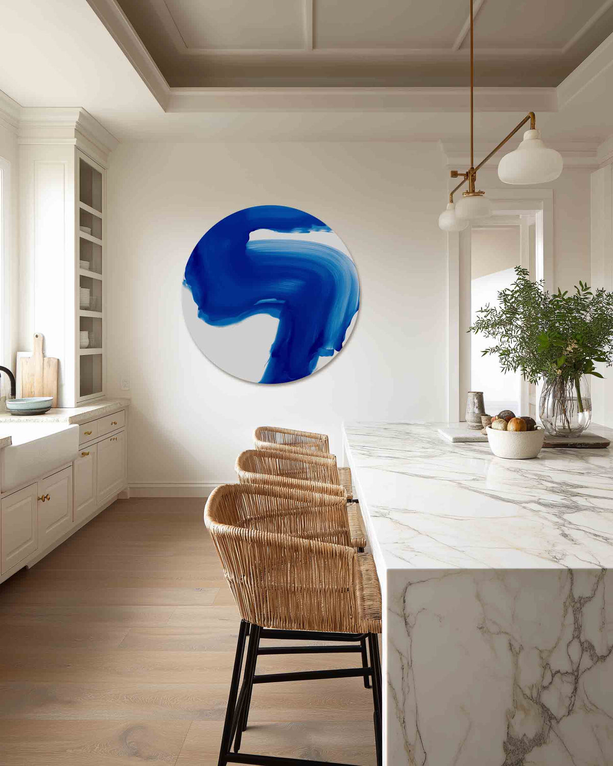 Blauwe penseelstreek – abstracte muurcirkel als ronde wanddecoratie