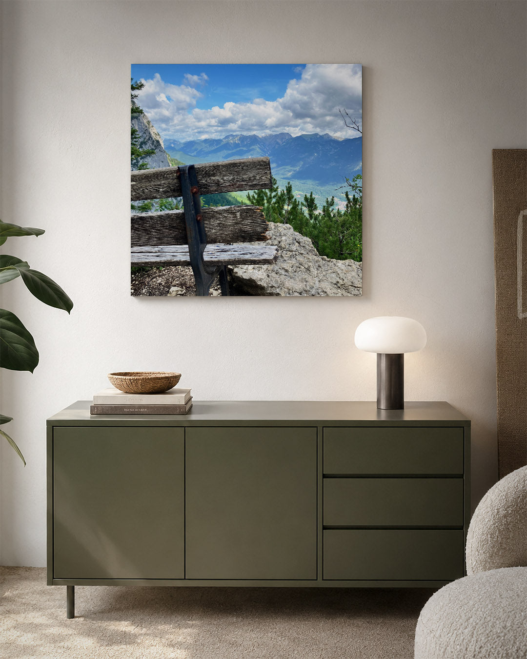 Berglandschap met bank kunstwerk – detailweergave – een verweerde houten bank staat op de voorgrond met een adembenemend