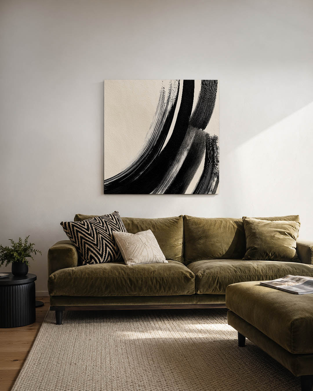 Abstracte kunstwerk – derde productweergave – dit kunstwerk toont krachtige zwarte penseelstreken op een beige achtergrond.
